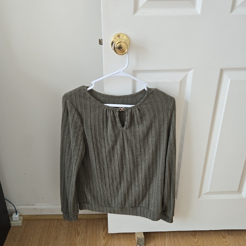 Ribbed Keyhole Long-Sleeve Top in Olive